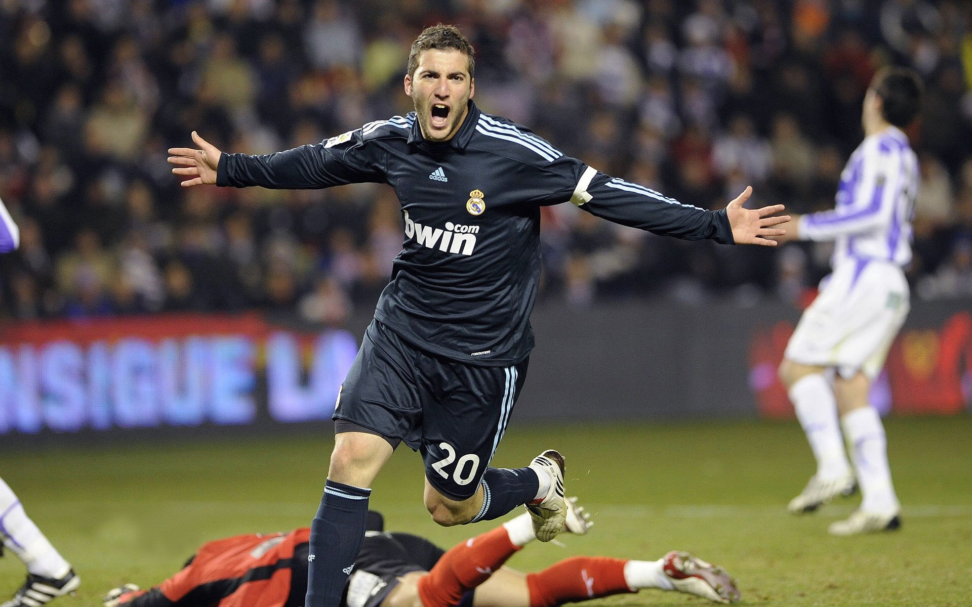 英超争冠之夜，莱万持续制造杀伤，当锋线利刃刺穿冠军悬念